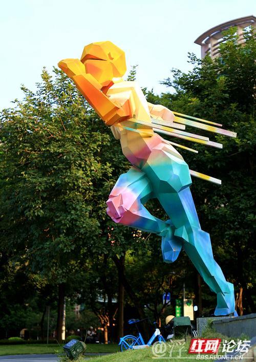 广州街头的运动主题雕塑 广州街头的运动主题雕塑